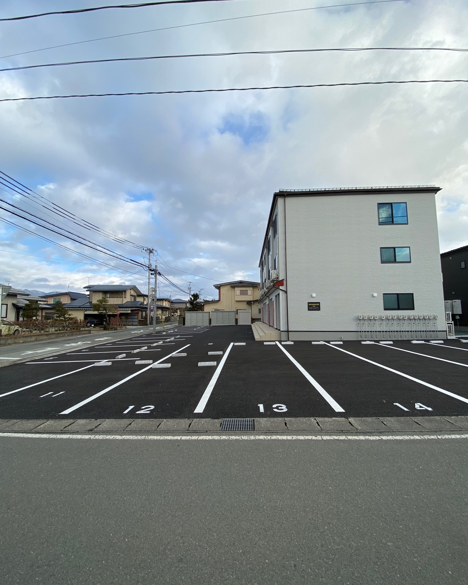 【MINAMIMACHI BASE　新築　3階建の駐車場】