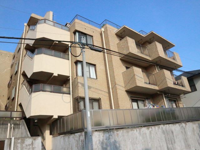 【ライオンズマンション扇町の建物外観】