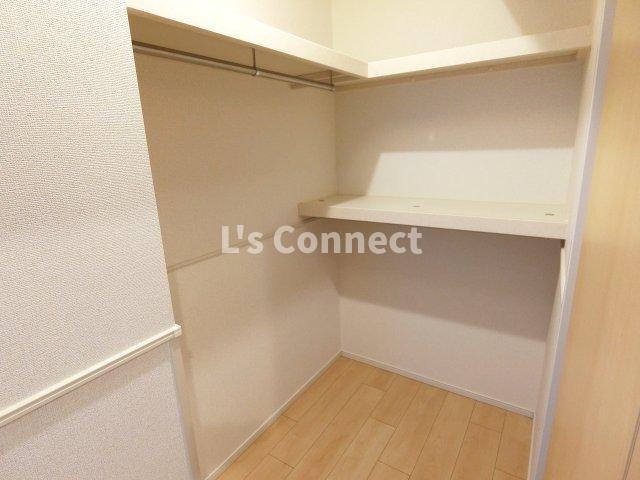 収納　ウォークスルークローゼットでお荷物もすっきり収納。