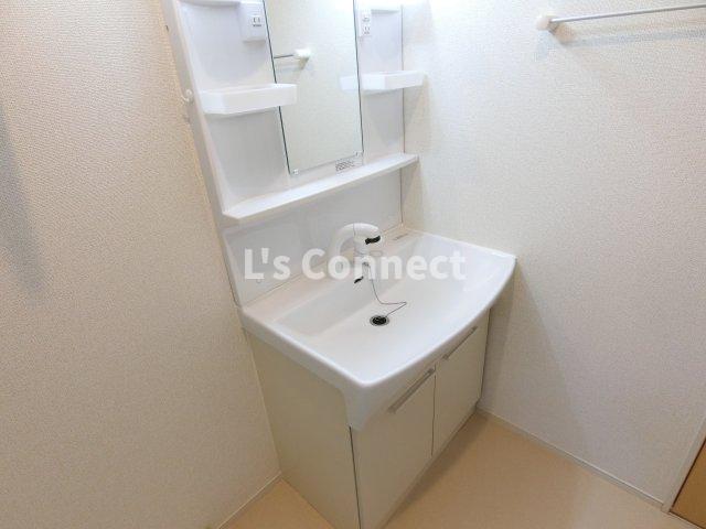 洗面設備　朝の支度もスムーズな独立洗面台。