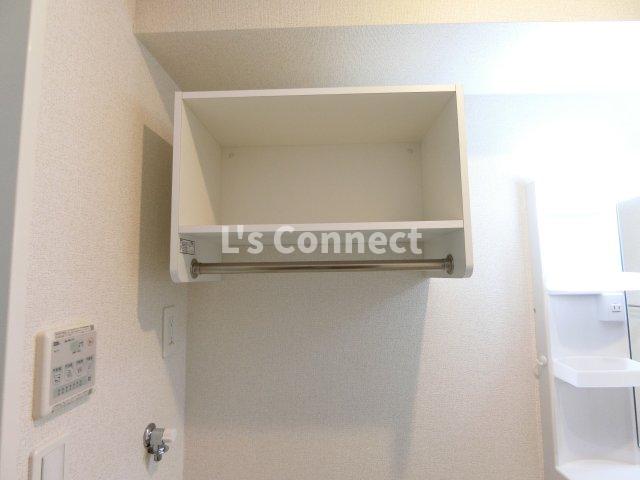 その他設備　洗濯機置き場の上にも棚があります。