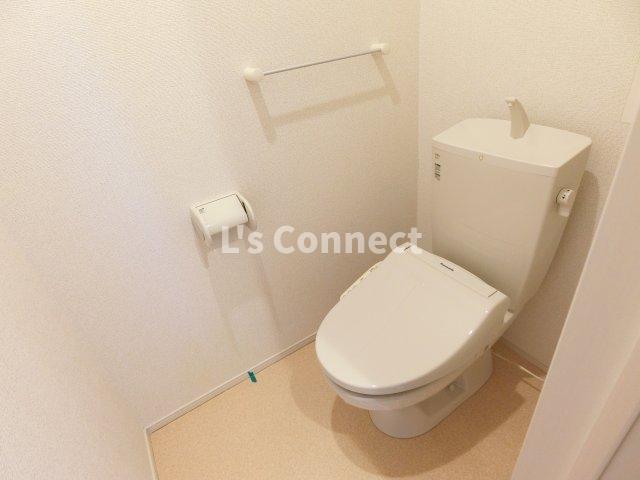 トイレ　温水洗浄便座付きのトイレ。