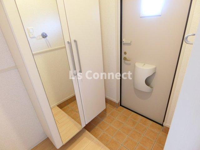 玄関　背の高い下駄箱には鏡付きで身だしなみチェック。