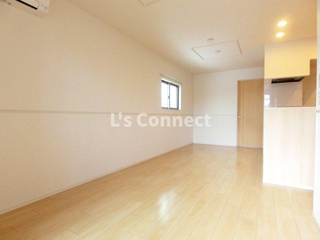 居室・リビング　角部屋で２面に窓があります。