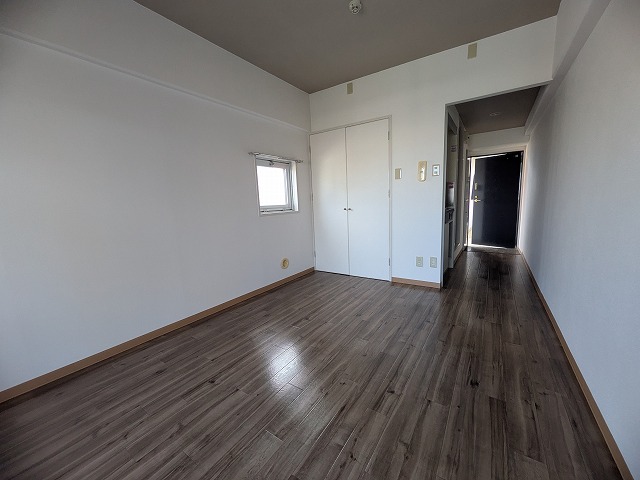 居室・リビング　同物件、別号室のものです。