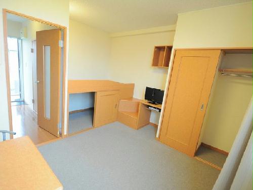 居室・リビング　2Ｆは絨毯張りで、冬も床が冷たくないですよ