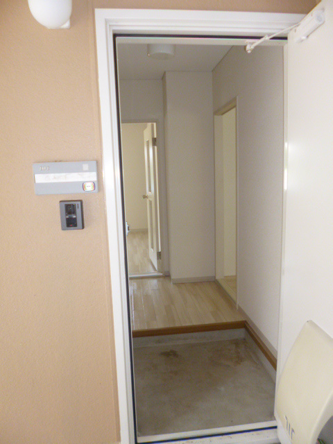 玄関　※写真は101号室のお部屋です。