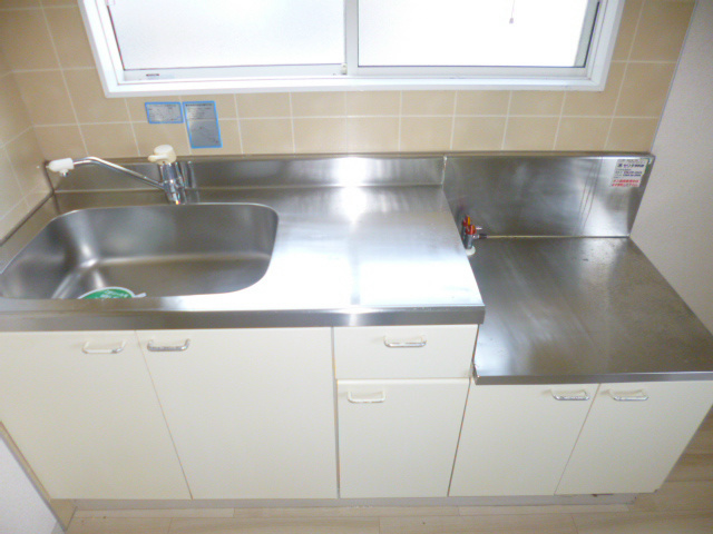 キッチン　※写真は101号室のお部屋です。