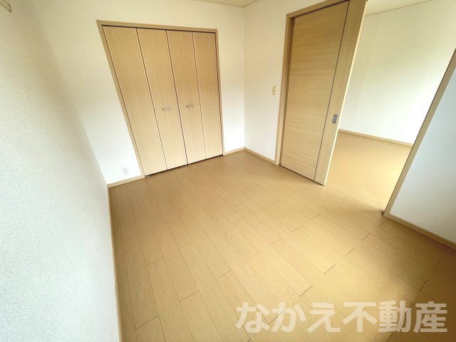 その他部屋・スペース　落ち着いた色調の寝室です