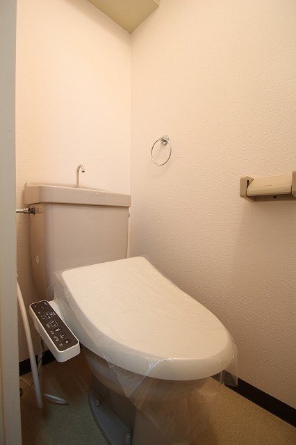 トイレ　同物件別号室の写真です。