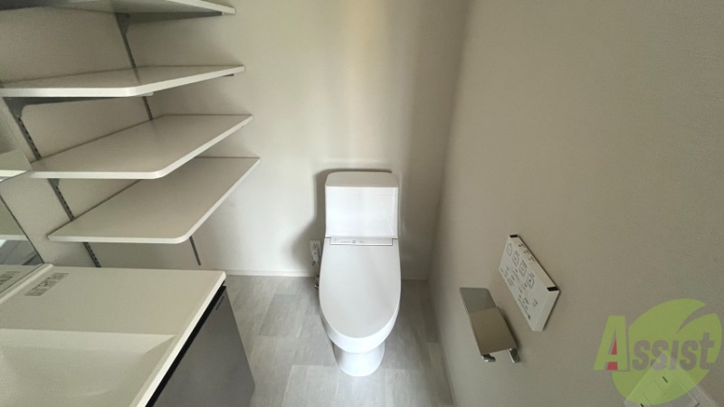 トイレ　トイレです。温水洗浄付きで、上部には棚があります。