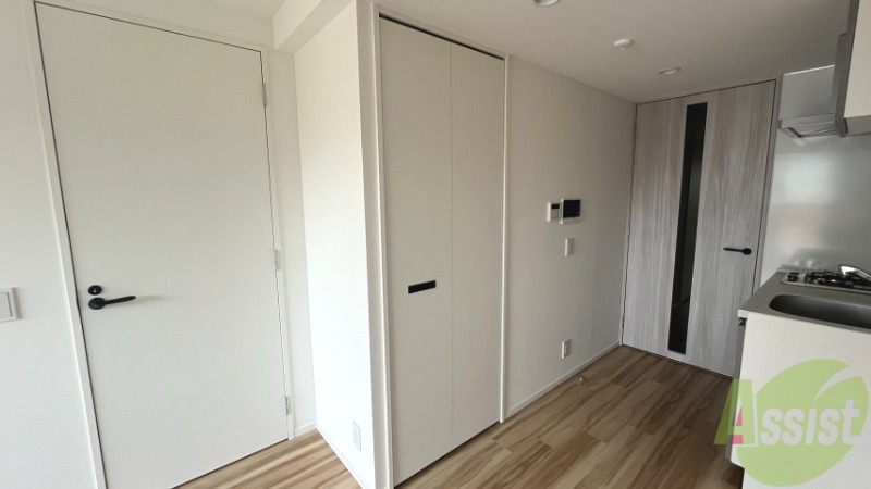 収納　７．２帖にある真ん中の扉はクローゼットになります。