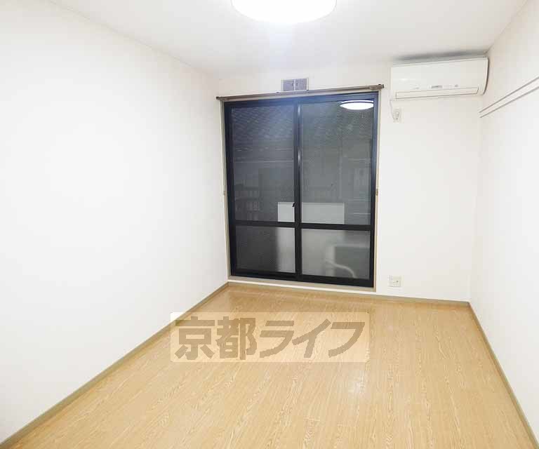 居室・リビング　落ち着いた雰囲気のお部屋です