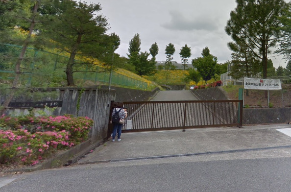 中学校　八王子市立松が谷中学校（中学校）まで1023m