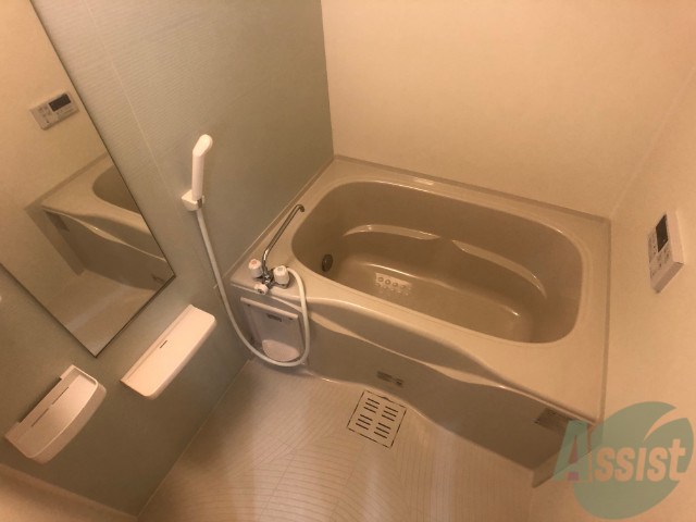 バス・シャワールーム　お風呂は追い炊き付きでゆったりできそうですね