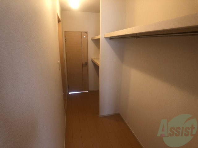 収納　クローゼットはウォークスルークローゼットになっています