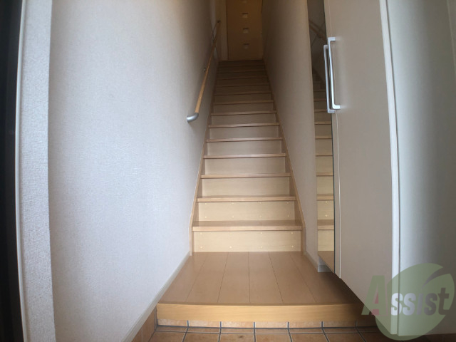 玄関　玄関はメゾネットになっていてオシャレな感じです