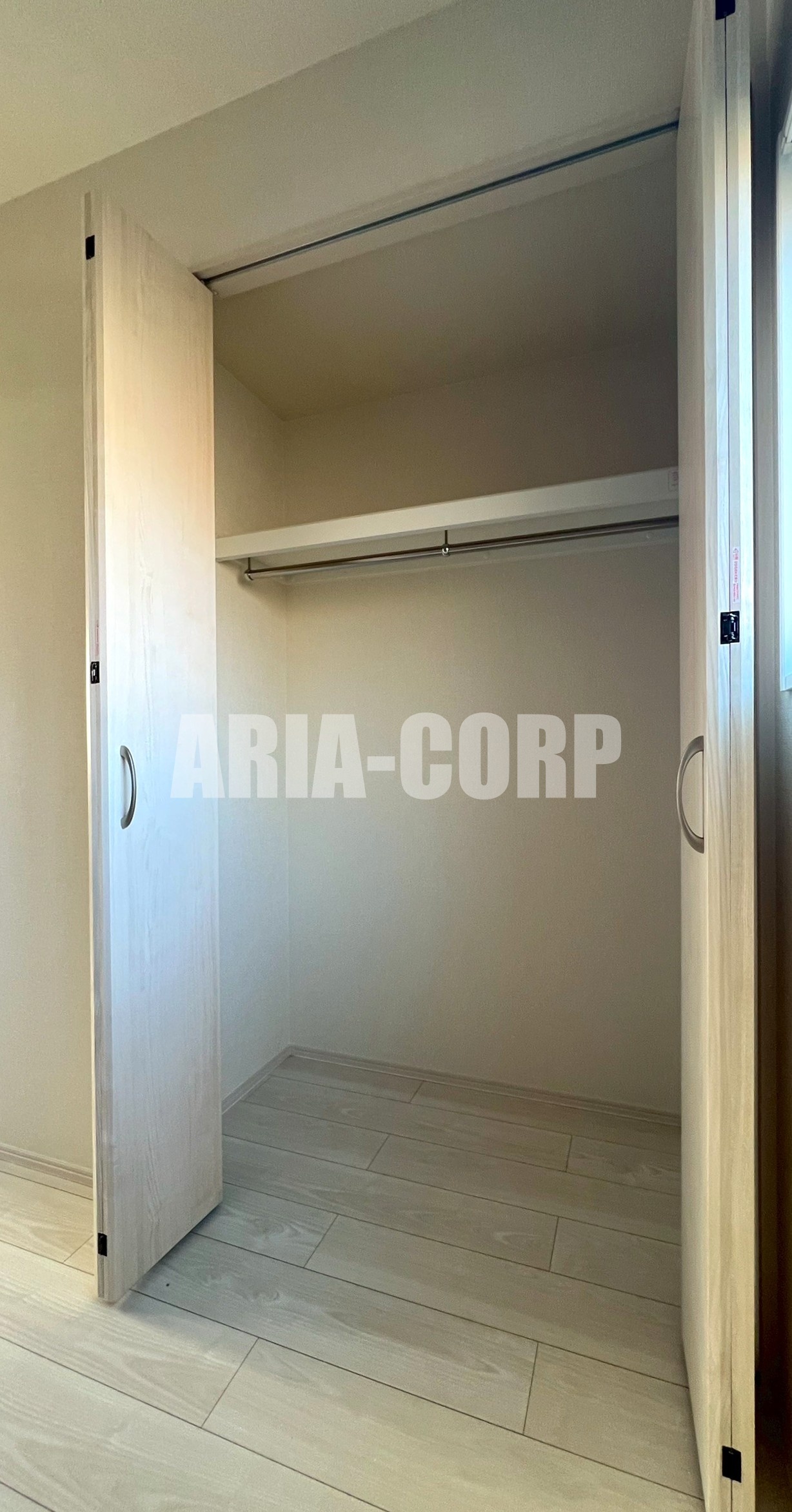 収納　クローゼット。上部には便利な棚付き♪