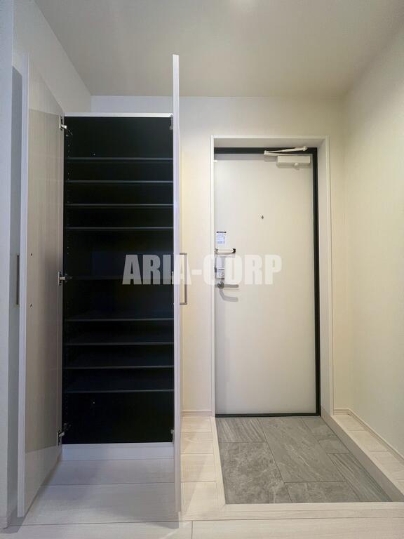 玄関　姿見付き大容量シューズボックスあり♪