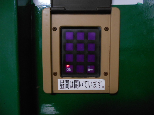 セキュリティ　夜間にはオートロックが作動します