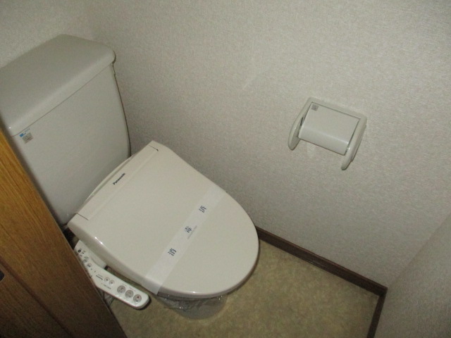 トイレ　嬉しい温水洗浄便座付き。