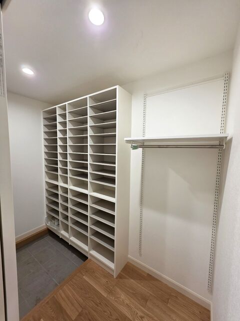 玄関　◆たっぷり収納できるシューズインクローク◆