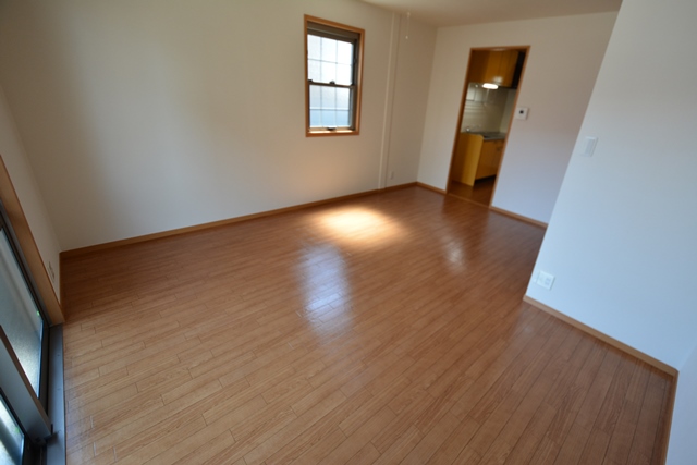 居室・リビング　独立型キッチンのあるリビングです♪