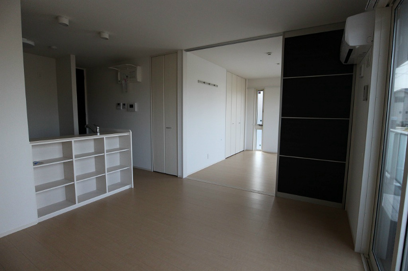 居室・リビング　カウンターには棚も作り付けでお料理の本や置物を飾っていただく