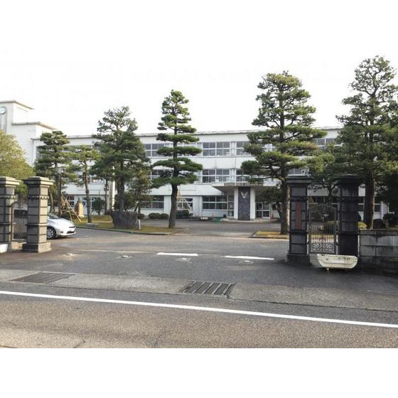 高校・高専　富山県立砺波工業高校（高校・高専）まで2297m