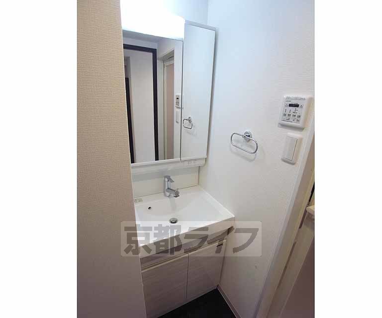 洗面設備　便利な洗面台です。