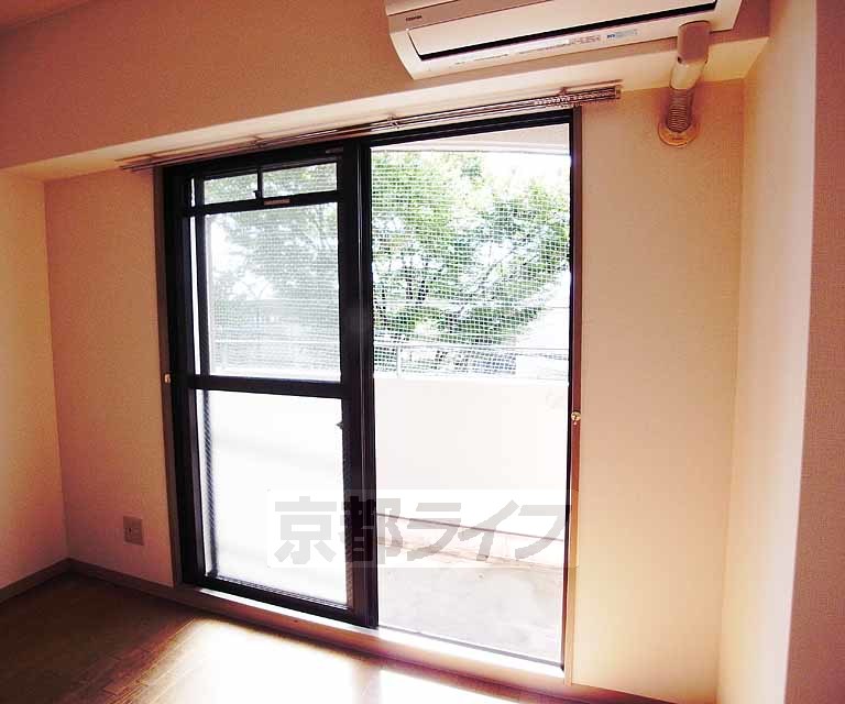 バルコニー　明るい木漏れ日交じりのバルコニーです。