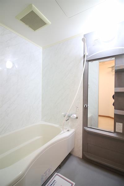 バス・シャワールーム　ご家族にうれしい追い焚き機能付き