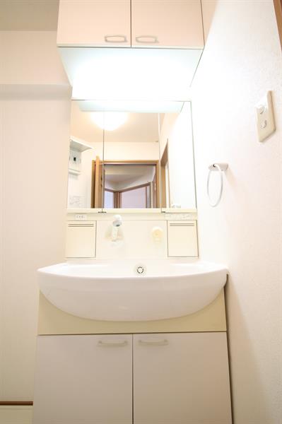 洗面設備　朝の準備に便利な独立洗面台