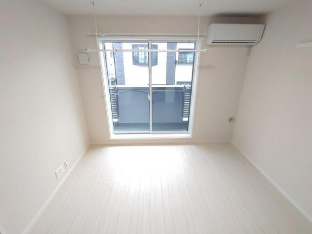 居室・リビング　白基調の明るいお部屋になります