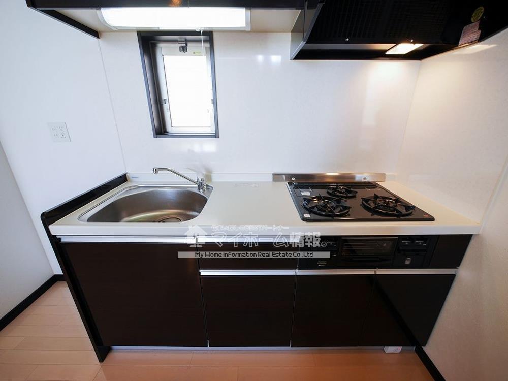 キッチン　※内観写真は203号を引用しており、内装が異なる場合がござい