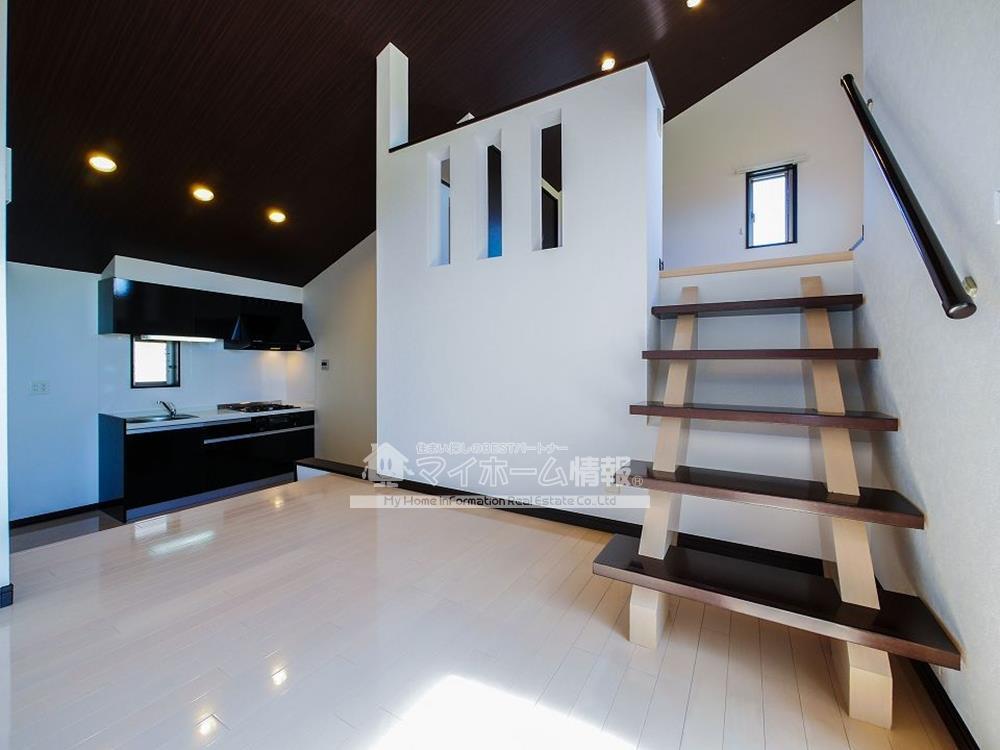 居室・リビング　※内観写真は203号を引用しており、内装が異なる場合がござい