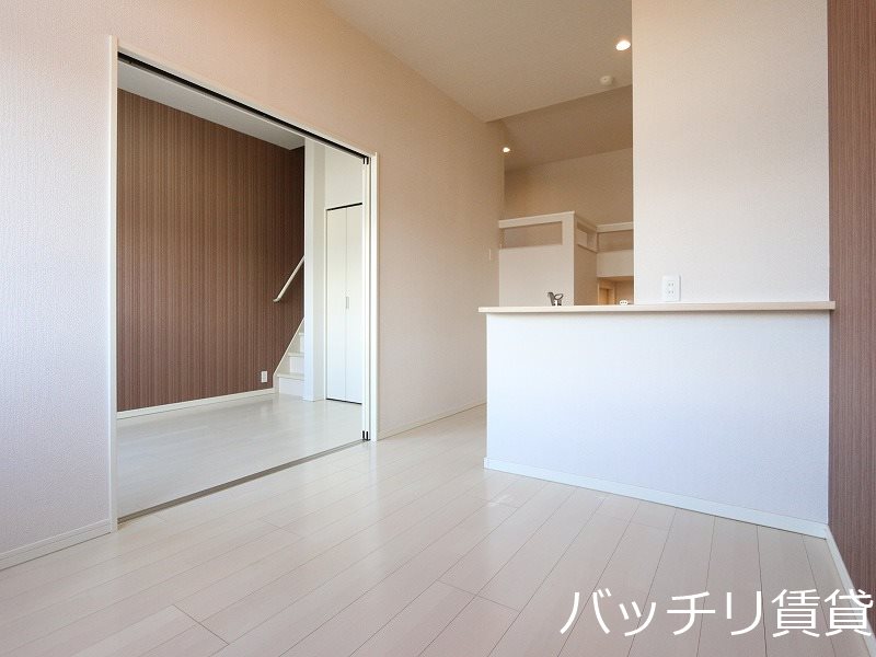 居室・リビング　別号室の写真となります　現状優先