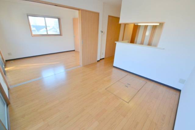 居室・リビング　超築浅の人気マンションに空き出ました★