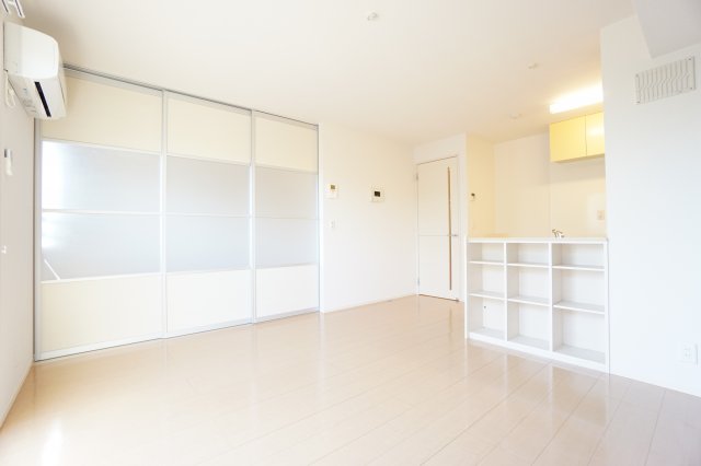 居室・リビング　※同物件・反転タイプの写真です。