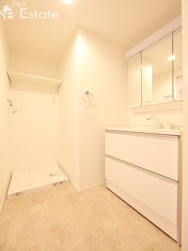 洗面設備　シャンプードレッサー　室内洗濯機置場