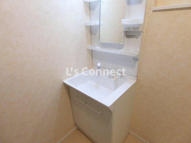 洗面設備　朝の支度もスムーズな独立洗面台。