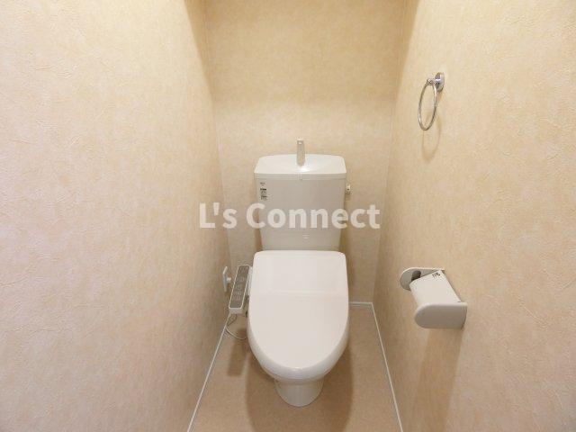 トイレ　温水洗浄便座付きのトイレ。