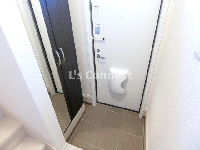 玄関　背の高い下駄箱には鏡付きで身だしなみチェック。