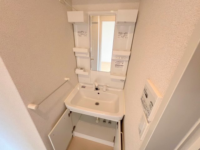 洗面設備　身支度が出来る独立洗面台です。