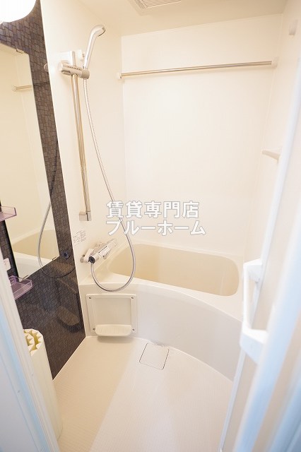 バス・シャワールーム　浴室乾燥機付きバスルーム！