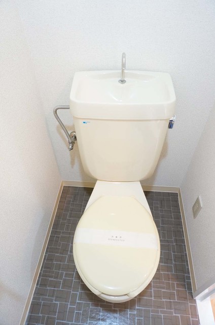 トイレ　※補修前の参考画像の為、設備等は現況優先。