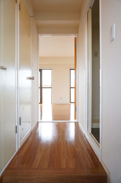 玄関　※補修前の参考画像の為、設備等は現況優先。