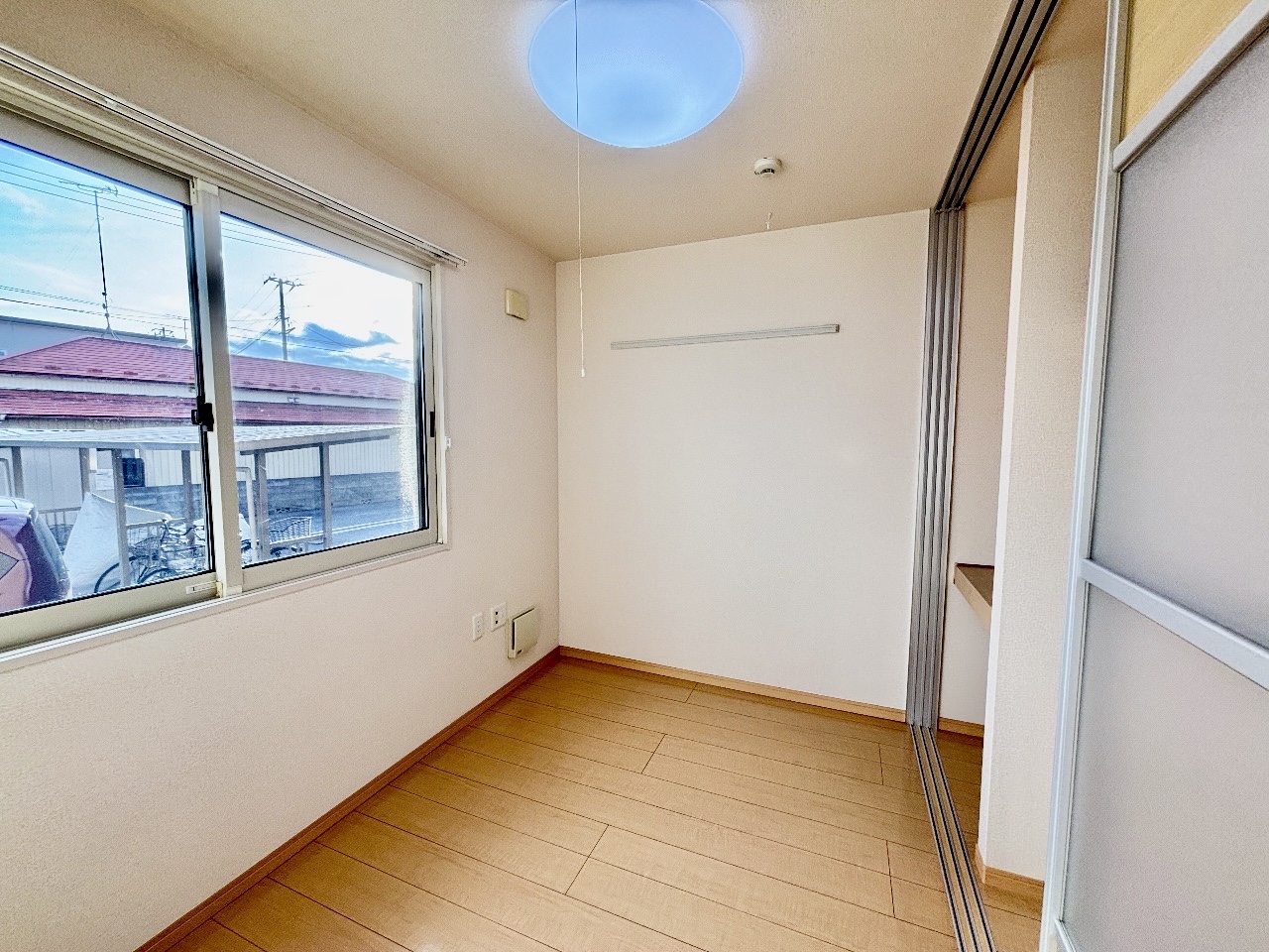 その他部屋・スペース　洋室部分・収納を備えた機能的なお部屋です♪