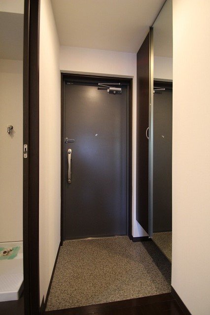 玄関　同物件別号室の写真です。