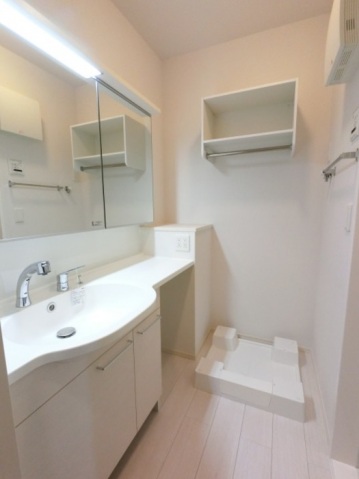 洗面設備　大きな鏡や洗面ボウル付シャンプードレッサー